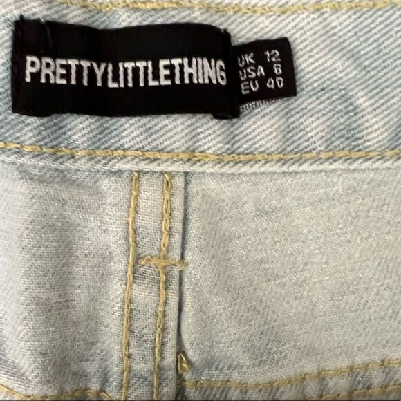 PrettyLittleThing Bleach Wash Raw Hem Hot Pants - Picture 5 of 8